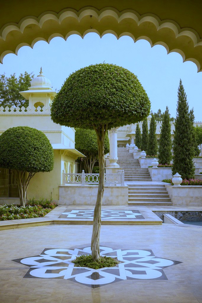 Precedent study: Cusped arch · topiary as punctuation